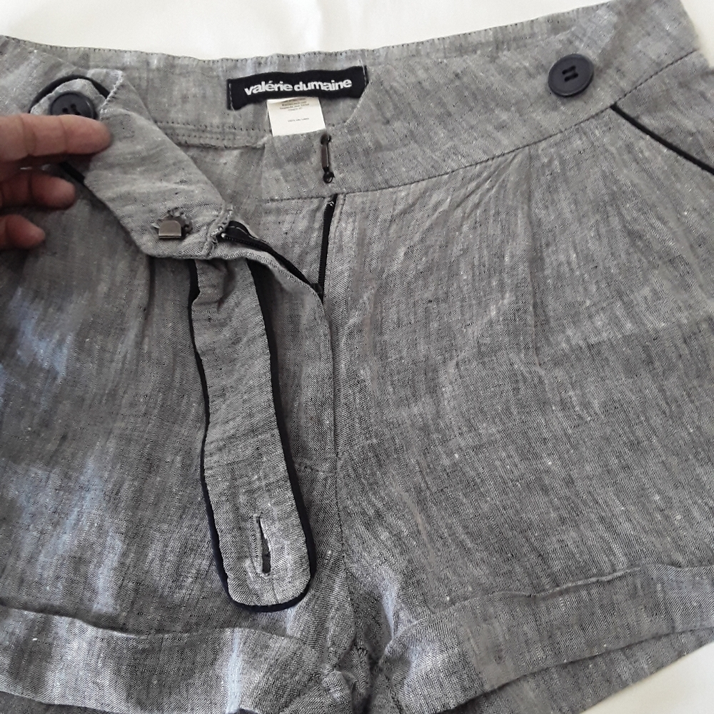 Made in Canada Size S  (US 4)100% Unique Linen shorts with black piping accents